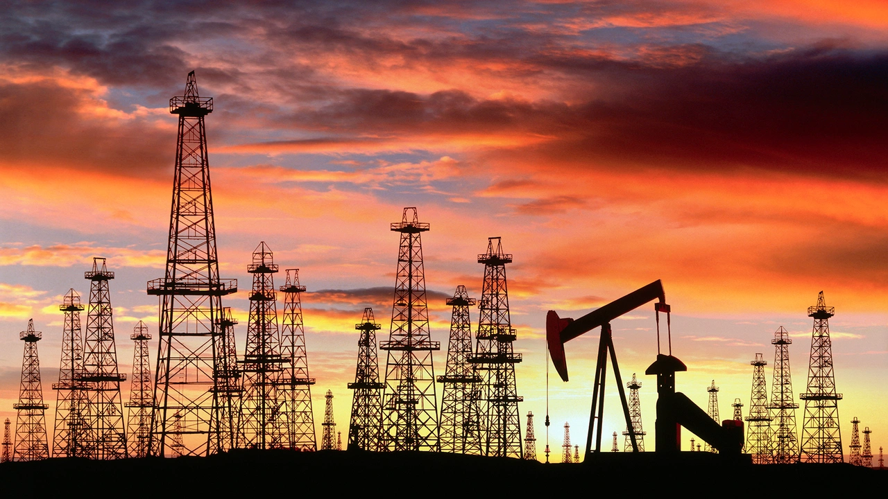Getty_Silhouette_of_Oil_Field_at_Sunset_Bill_Ross_1800x1012